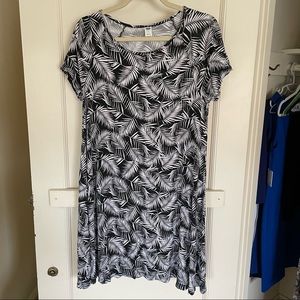 Old Navy - T-Shirt Black and White Leaf Pattern Dress - size M - NWOT